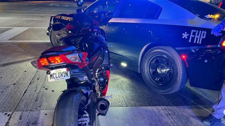 Sahte 'MCLOVIN' etiketli motosikletle polise liderlik eden Floridalı adam yüksek hızda kovalamacanın ardından tutuklandı