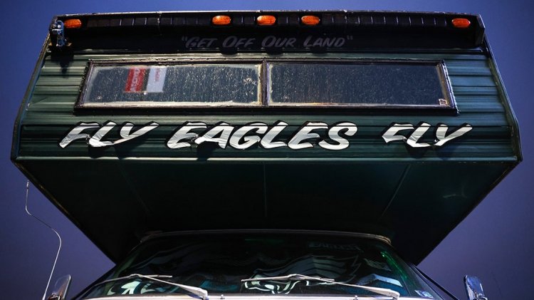 Diehard Eagles taraftarları Cowboys maçı öncesi bagaj kapısında evlendi