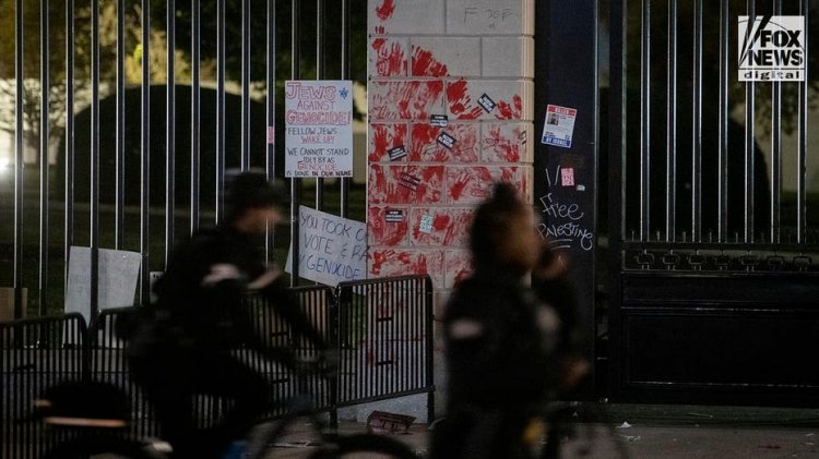 Beyaz Saray'ın kapıları Filistin yanlısı aktivistlerin duvar yazılarıyla tahrif edildi