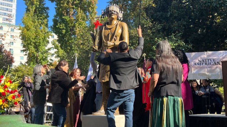 Kaliforniya'da devrilen İspanyol misyoner anıtının yerine Kızılderili liderinin heykeli yerleştirildi