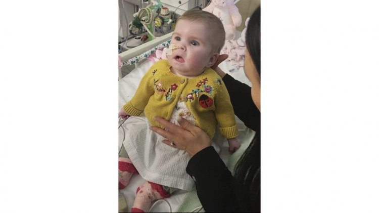 Ölümcül hasta olan İngiltere'deki bebek, ebeveynleri onu Vatikan hastanesine götürmek için yargıçla kavga ederken yaşamak için daha fazla zaman kazanıyor