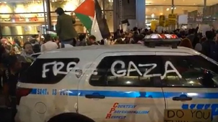 Filistin yanlısı isyancılar İsrail karşıtı protestolar sırasında NYPD kruvazörüne zarar verdi