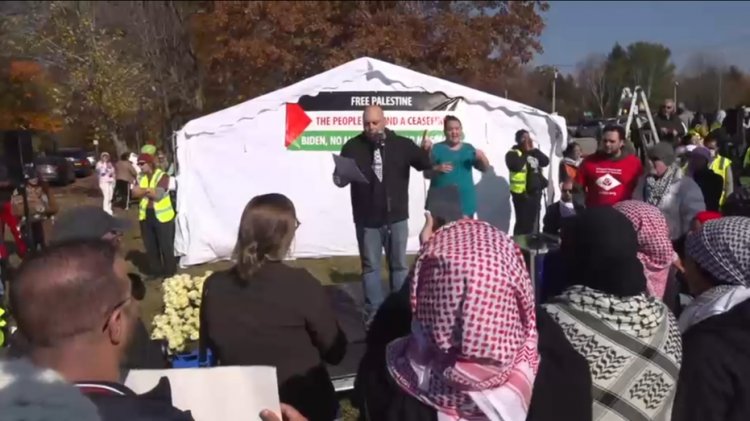 Başkan DC'den dönerken yüzlerce Filistin yanlısı protestocu Biden'ın Delaware'deki evine yürüdü