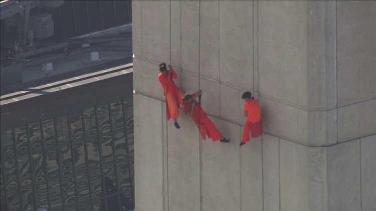 San Francisco bölgesi dans grubu ölüme meydan okuyan bir performansla Transamerica Piramidi binasının yan tarafında iple iniyor