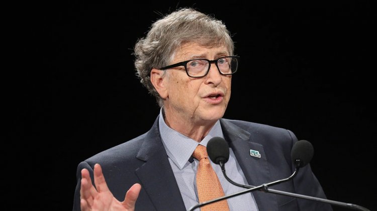 Yazar, Bill Gates'in arazi satın aldığını ve gezegeni kurtarma kisvesi altında küçük çiftlikleri tehdit ettiğini iddia ediyor