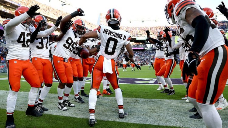 Yakın galibiyetler NFL takımlarının tarih yazmasına yardımcı oluyor, Joshua Dobbs yükselişe geçiyor, 10. Haftadan daha fazla istatistiki öne çıkanlar