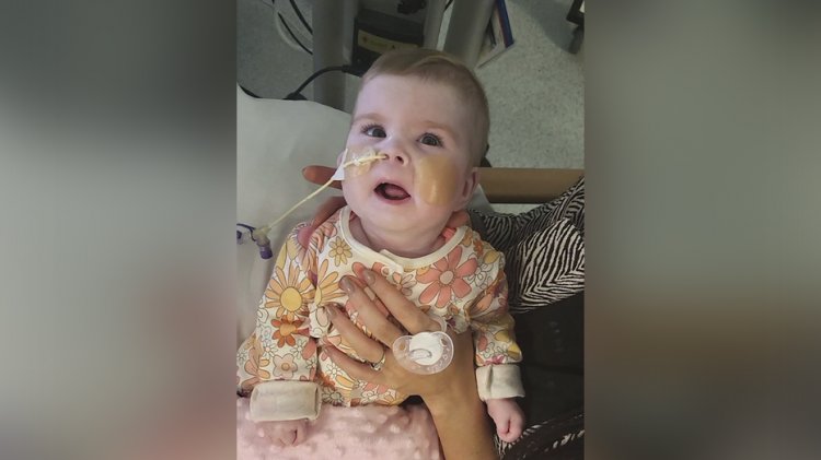 İngiltere'de bebek yaşam destek ünitesinden ayrılmadan önce vaftiz edildi, baba 'şeytanın' mahkeme salonunda olduğunu söyledi