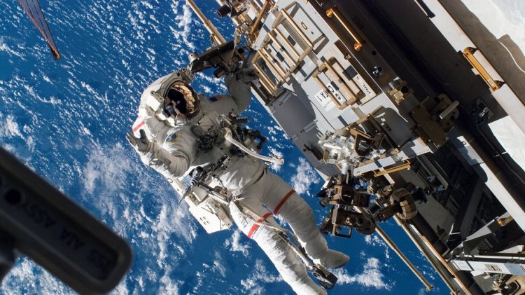 NASA'nın uzayda kaybolan 100 bin dolarlık alet çantası şu anda Dünya'nın yörüngesinde dönüyor ve şaşırtıcı bir şekilde yıldız gözlemcileri tarafından görülebiliyor