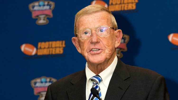 Lou Holtz, Michigan'daki iddia edilen tabela hırsızlığının 'yasadışı' olduğunu söyledi ve Jim Harbaugh'un sezon ortasında uzaklaştırma kararı iptal edildi