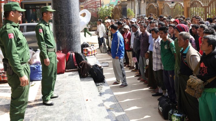 Etnik isyancılar Burma ordu taburunun tamamının kendilerine teslim olduğunu iddia ediyor