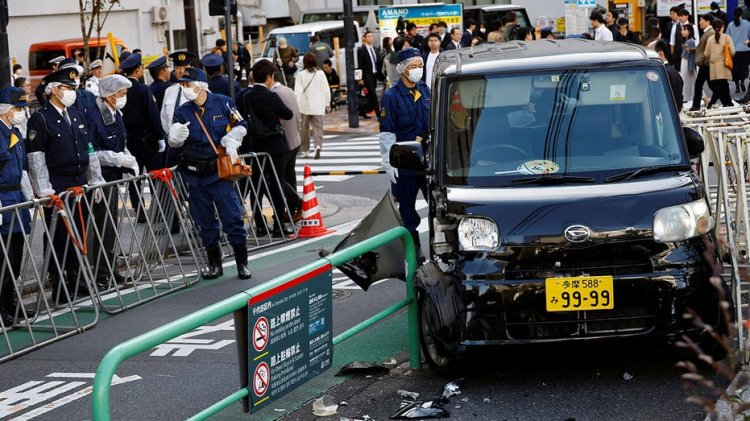 Sürücü Tokyo'daki İsrail büyükelçiliği yakınındaki bariyere çarptı, polis memurunu yaraladı