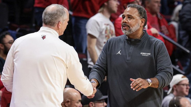 Georgetown'dan Ed Cooley, gazetecilere Rutgers'ın kaybının ardından 'büyümelerini' ve zor sorular sormalarını tavsiye ediyor