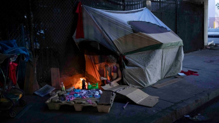 16 kişiyi tehlikeye sokan Los Angeles otoyol yangını, evsiz krizine yönelik çağrıların yenilenmesine yol açtı