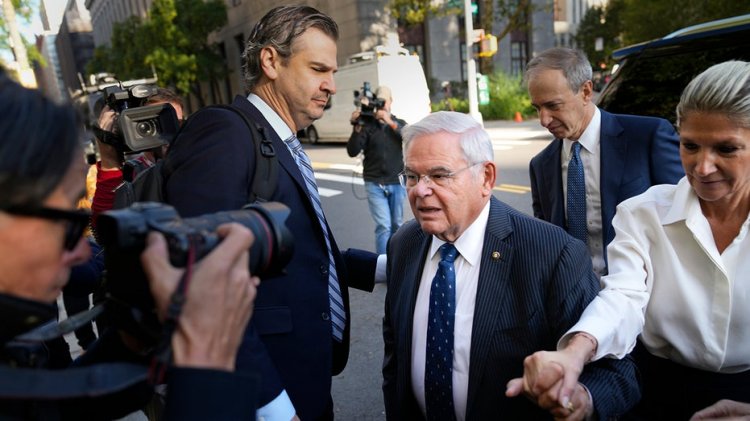 Sen Menendez'in başkanlığını yaptığı New Jersey Demokrat örgütü Tammy Murphy'yi destekliyor