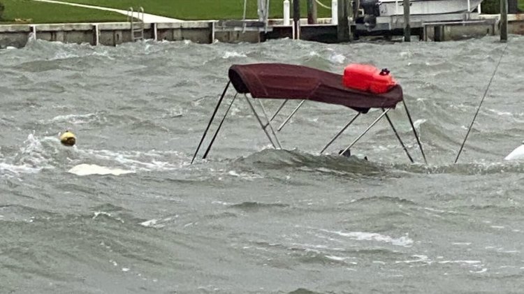 Florida'da sert hava nedeniyle batan tekneden 2 kişi kurtarıldı: polis