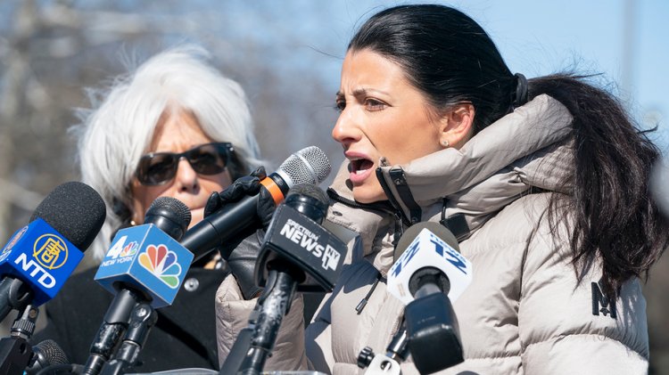 New York savcısı, İsrail'i desteklemek amacıyla protestoya silah getiren GOP meclis üyesine yönelik suçlamaları düşürdü