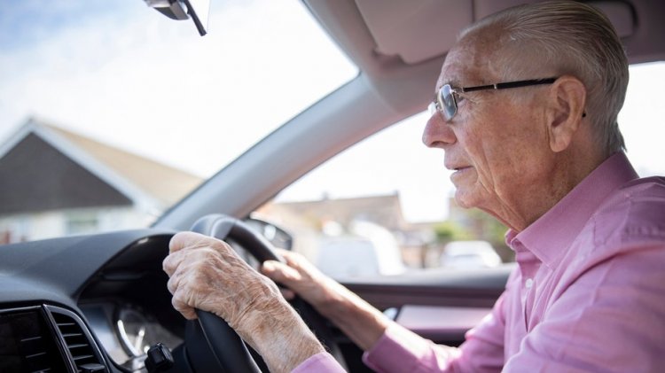 Yaşlı sürücüler ne zaman araba kullanmayı bırakmalı?