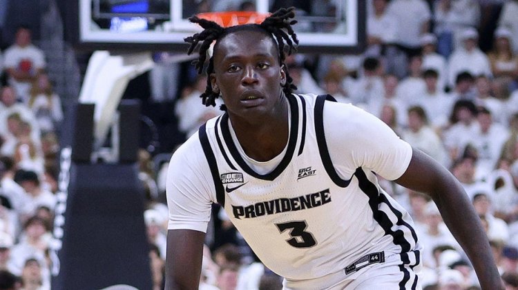 Providence'dan Garwey Dual, Kansas Eyaleti oyuncusuna yumruk attı