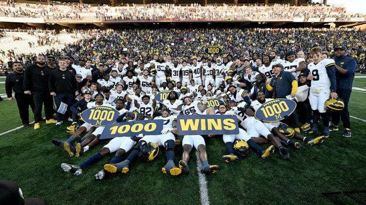 Michigan 1000 oyun kazanan ilk program oldu ve Jim Harbaugh'un yasağı devam ederken namağlup kalmayı sürdürüyor