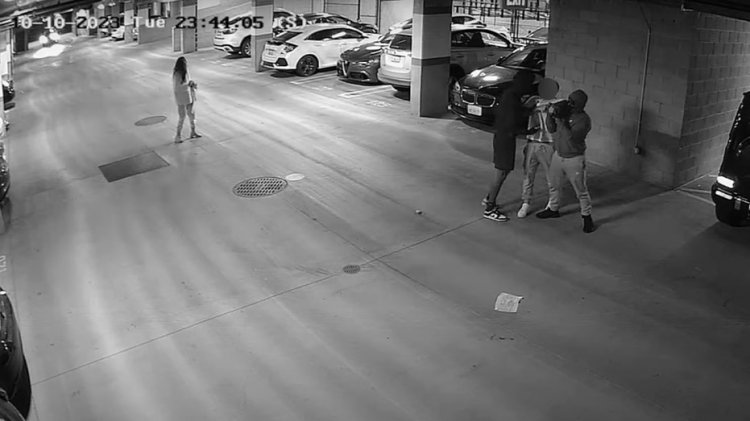 LAPD, silahlı soygun videosundaki şüphelinin 20 yaşında olduğunu ve 18 ayda 5 kez serbest bırakıldığını tespit etti