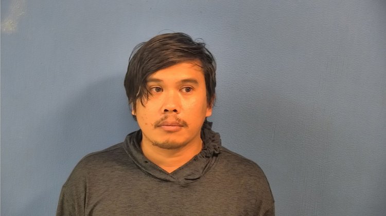 Chicago bölgesindeki bir adamın ayrı yaşadığı karısına saldırdığı ve ağzına kimyasal madde dökülmüş bez parçası ittiği iddia ediliyor: yetkililer