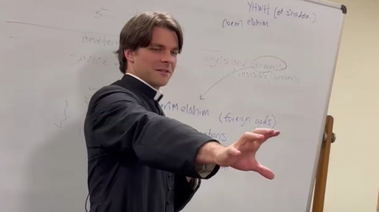 Görevden uzaklaştırılan Alabamalı rahibin, birlikte İtalya'ya kaçtığı 18 yaşındaki gençle evlendiği bildirildi