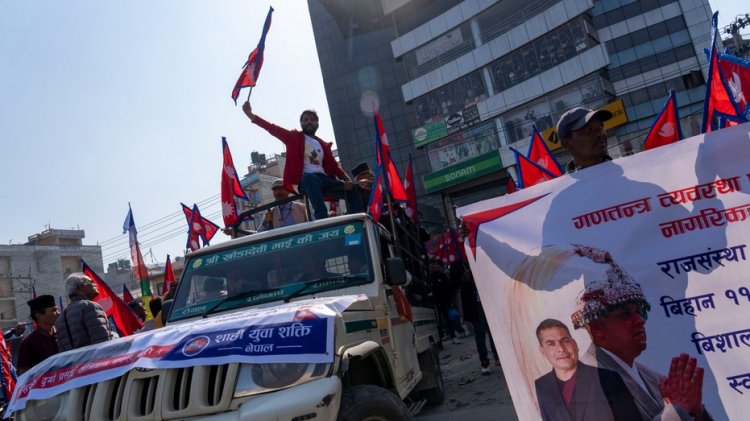 Protestocular Nepal sokaklarına akın ederek monarşiye dönüş çağrısında bulundu