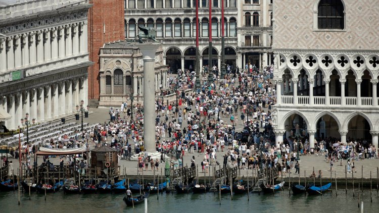 Venedik, yoğun hafta sonlarında kitlesel kalabalığı düzenlemeye çalışmak için günübirlik gezi ücretini uygulamaya koyuyor