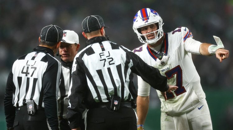 NFL taraftarları, Bills'li Josh Allen'a müdahale ettikten sonra kaçırılan penaltı nedeniyle hakemleri şişirdi