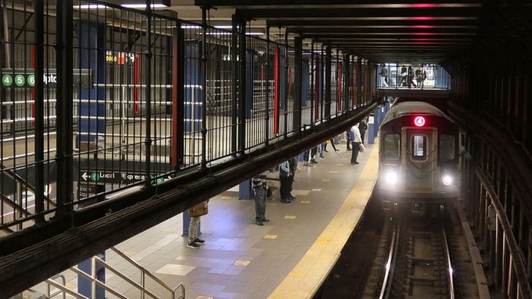 New York metro çalışanı trenin altında sürüklendikten sonra öldü