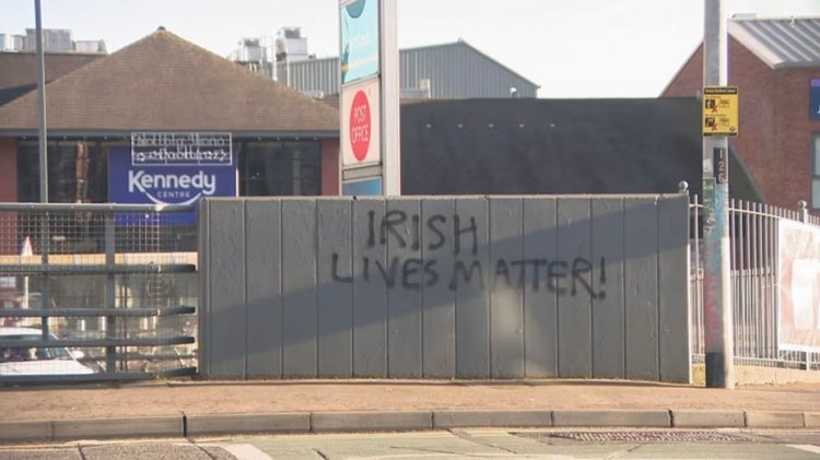 Belfast'taki 'İrlandalıların Hayatı Önemlidir' grafitisi, yasadışı göçmenlerin 'yeniden iskân edilmesine' karşı imzalar nefret soruşturmasını ateşledi: rapor