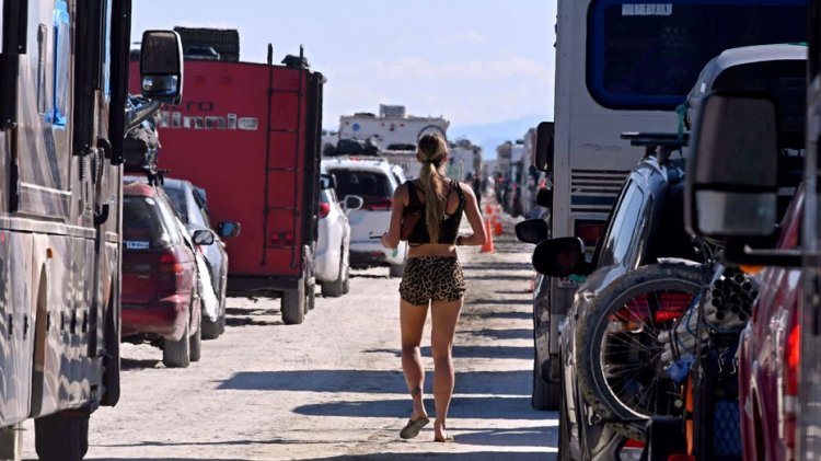 Sel felaketine uğrayan Burning Man festivalinin temizleme çabaları çevre denetiminden kıl payı geçti