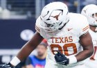 Texas 364 kiloluk savunma yan hakemi golü yakalıyor ve Heisman pozuyla kutluyor
