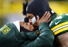 Simone Biles, Chiefs'e karşı maç öncesinde Packers'ın kocası Jonathan Owens'ı öpüyor