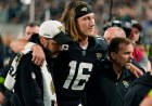 NFL taraftarları, tıbbi yardım olmadan saha dışında topallayan Trevor Lawrence'a acı çekti