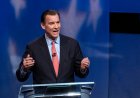 New York Demokratları, Kongre'de ihraç edilen Cumhuriyetçi George Santos'un yerine aday olarak Tom Suozzi'yi seçti