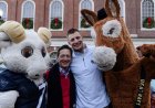 Patriots efsanesi Rob Gronkowski, 124. Ordu-Donanma Maçı öncesinde USAA'nın iki gazi araç hediye etmesine yardımcı oluyor