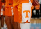 Donanma babası, Tennessee basketbol maçında eve erken dönüşle aileyi şaşırtıyor