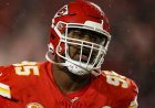 Chiefs'ten Chris Jones koçla hararetli bir sohbete giriyor; asistan tablete çarpıyor