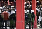 Yunanistan, taraftarların üst düzey futbol maçlarından geçici olarak men edilmesini yasakladı