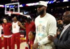 LeBron James, milli marş çalarken USC arenasına girdiği ve şarkı çalarken oturduğu için incelemeyle karşı karşıya