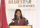 Haley, Çinli şirketi Güney Carolina'ya getirdiği için tepkiyle karşı karşıya, ÇKP bayrağının yanında durup onları övüyor