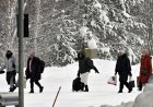 Finlandiya sınır krizi, yeniden kapatma öncesinde düzinelerce göçmenin sınırı geçmesiyle tırmanıyor