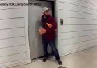 İçki haydutu: Floridalı adam bir apartman dairesinden 'tornavida' malzemeleri çalarken videoya yakalandı
