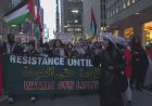 Filistin yanlısı aktivistler New York'un büyük ulaşım merkezlerine yürüyerek Büyük Elma'daki trafiği aksatıyor