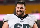 Eagles'tan Landon Dickerson, Seahawks'a karşı ilk sürüşünde yüz maskesinin kaskından düştüğünü gördü