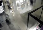 Polis, DC'nin parçala-yakala ekibinin Chanel mağazasından 250 bin dolar değerinde eşya çaldığını ve yangın söndürücüyü boşalttığını söyledi