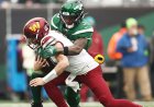 Jets'ten Jordan Whitehead, Komutanlardan Sam Howell'in görevden alınmasını kutlayan hakemin yüzüne tokat attı