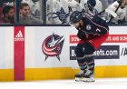 Blue Jackets'ten Sean Kuraly, korkunç sahnede aldığı darbenin ardından takım sırasının arkasına yığıldı