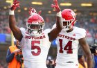 ESPN yayıncısı Pinstripe Bowl'un sonunda efsanevi Yankees spikerine saygı duruşunda bulunuyor